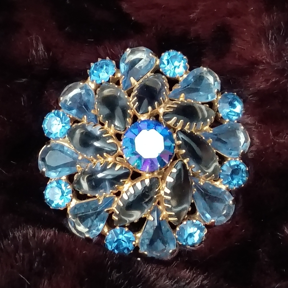 ❤️Vintage JULIANA Elegant Blue Stones and Gold Tone Domed Brooch Pin 2"